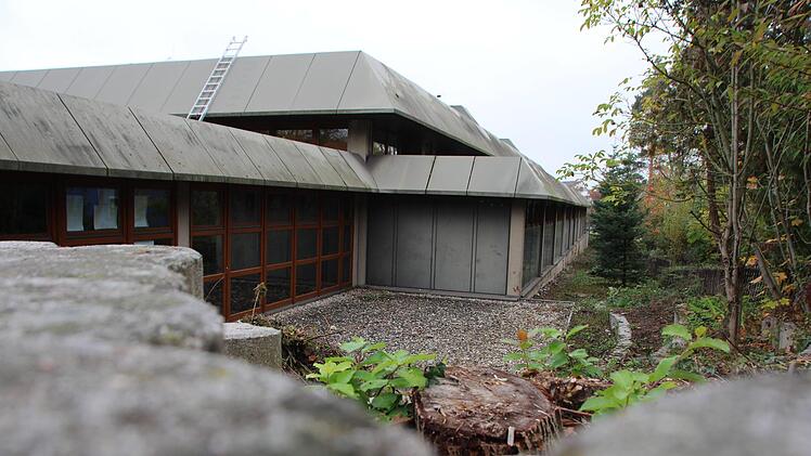 Die Aischtalhalle in Höchstadt  ist in die Jahre gekommen.  Dachdecker sind in diesen Tagen dabei, mit Gasbrennern schadhafte Schweißbahnen  zu erneuern. Foto: Christian Bauriedel