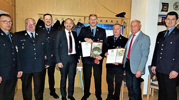 Ehrungen bei der Feuerwehr Wei&szlig;enbach-Osserich; unser Bild zeigt (von links) Kommandanten Thorsten Hofmann, Kreisbrandmeister Rainer B&auml;r, Zweiten Vorsitzenden Christian Steinlein, stellvertretenden Landrat J&ouml;rg Kunstmann, J&uuml;rgen Pausch, Georg Dittmer, B&uuml;rgermeister Hermann Anselstetter und Vorsitzenden Stefan Hofmann.  Foto: Werner Rei&szlig;aus