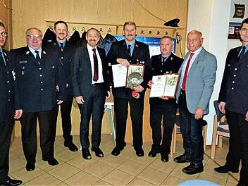 Ehrungen bei der Feuerwehr Weißenbach-Osserich; unser Bild zeigt (von links) Kommandanten Thorsten Hofmann, Kreisbrandmeister Rainer Bär, Zweiten Vorsitzenden Christian Steinlein, stellvertretenden Landrat Jörg Kunstmann, Jürgen Pausch, Georg Dittmer, Bürgermeister Hermann Anselstetter und Vorsitzenden Stefan Hofmann.  Foto: Werner Reißaus