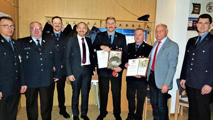 Ehrungen bei der Feuerwehr Weißenbach-Osserich; unser Bild zeigt (von links) Kommandanten Thorsten Hofmann, Kreisbrandmeister Rainer Bär, Zweiten Vorsitzenden Christian Steinlein, stellvertretenden Landrat Jörg Kunstmann, Jürgen Pausch, Georg Dittmer, Bürgermeister Hermann Anselstetter und Vorsitzenden Stefan Hofmann.  Foto: Werner Reißaus