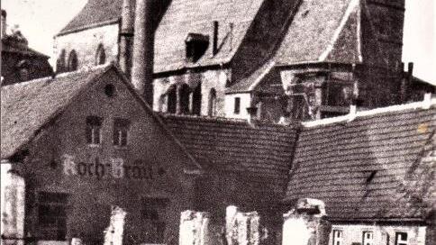 Nach dem 12. April 1945 blieben nur noch Trümmer vom Hotel "Goldener Wagen" übrig. Im Hintergrund der Trakt der Brauerei Koch. Ebenfalls sichtbar ist die Kronacher Pfarrkirche.  Repro: Gerd Fleischmann