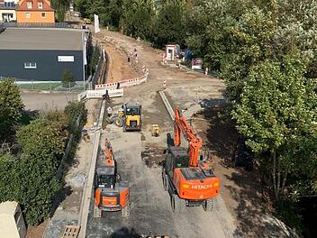 Blick in Richtung Zeiler Stadtmitte: Rechts vorne die neu hergerichtete Uferböschung (teils mit verblendeten Mauern). Voll in Arbeit sind zu diesem Zeitpunkt vor wenigen Wochen noch die Straßenarbeiten an der "Allmilmö"-Kreuzung. Inzwischen ist soweit bald alles fertig, dass geteert werden kann. Gehsteigflächen entstehen gerade. Fotos: Stadt Zeil