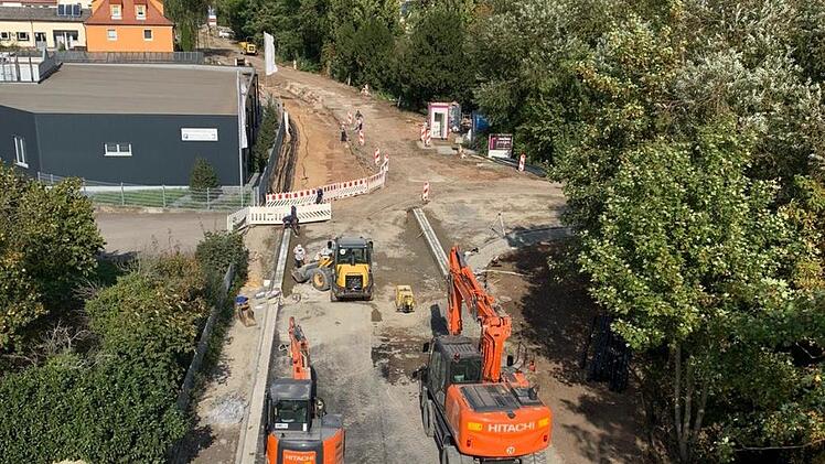 Blick in Richtung Zeiler Stadtmitte: Rechts vorne die neu hergerichtete Uferböschung (teils mit verblendeten Mauern). Voll in Arbeit sind zu diesem Zeitpunkt vor wenigen Wochen noch die Straßenarbeiten an der "Allmilmö"-Kreuzung. Inzwischen ist soweit bald alles fertig, dass geteert werden kann. Gehsteigflächen entstehen gerade. Fotos: Stadt Zeil