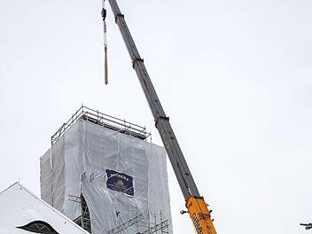 Was angesichts des gewaltigen Auslegers des schweren Autokrans auf dem Foto an ein Streichholz erinnert, das ist der neue Kaiserstiel, der in den Turm der Johanneskirche eingesetzt wurde. Foto: Klaus Gagel