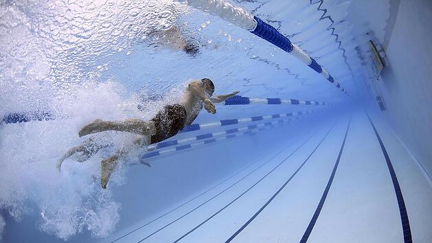Auch Wassersport kann bei Rheuma, Arthrose und Arthritis helfen, da die Gelenke im Wasser geschont werden.