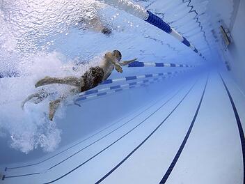 Schwimmen im Schwimmbad: Diese Baderegeln sind wichtig