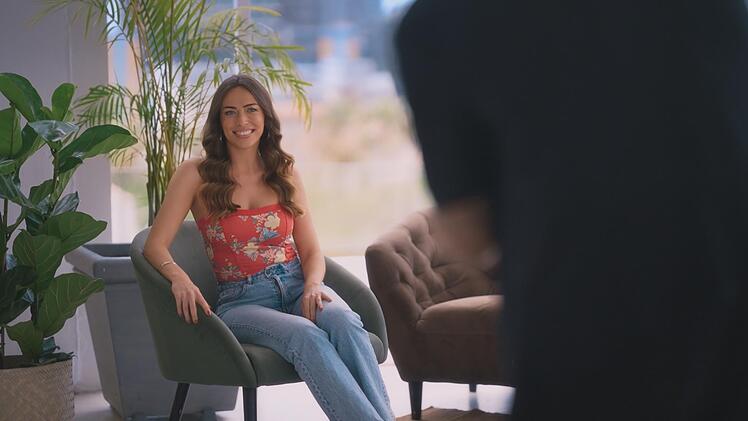 Single-Frau Isabelle weiß nicht, dass der Fotograf der Bachelor ist.