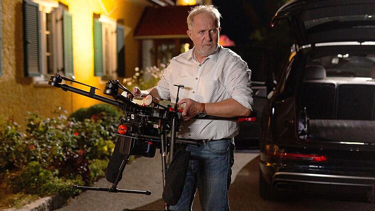 Die Brandanschl&auml;ge auf Huber, Heindl und K&auml;fer wurden mit Drohnen begangen. Eine solche ist im Besitz der Apfelbrenner, und nur zwei M&auml;nner k&ouml;nnen sie bedienen, darunter der lautstarke Tonangeber des Bundes: Reinhard Posch (Haraldf Krassnitzer).