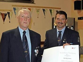 Rudi Wald (links) wurde als Gründungsmitglied von Alexander Siebel (rechts) und Reinhold Schäfer ausgezeichnet. Reinhard Kenner musste sich aus gesundheitlichen Gründen entschuldigen.