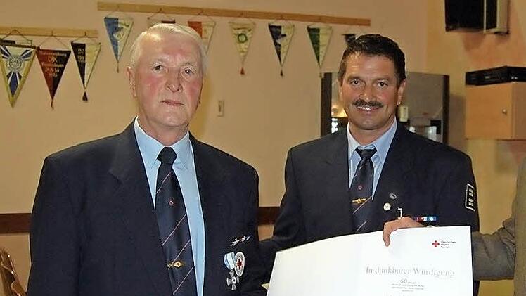 Rudi Wald (links) wurde als Gründungsmitglied von Alexander Siebel (rechts) und Reinhold Schäfer ausgezeichnet. Reinhard Kenner musste sich aus gesundheitlichen Gründen entschuldigen.