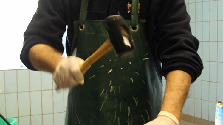 Das Fässchen wird nach dem Abfüllen verschlossen.