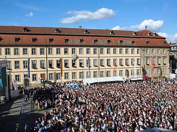 Der Maxplatz war am Donnerstag wieder gut gefüllt. Auch beim Spiel der deutschen Mannschaft gegen die USA wurde hier angefeuert und gefeiert.  Foto: RiegerPress