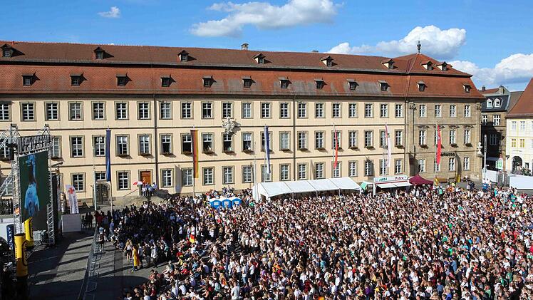 Der Maxplatz war am Donnerstag wieder gut gefüllt. Auch beim Spiel der deutschen Mannschaft gegen die USA wurde hier angefeuert und gefeiert.  Foto: RiegerPress