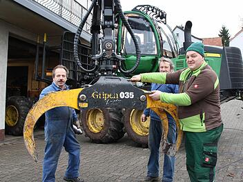 Unternehmer Wolfgang Kohl (rechts) nutzt die Zwangspause im Wald, um mit Karl-Heinz (von links) und Oskar Raab von der Platzer Schlosserei Raab das Rückefahrzeug auf Vordermann zu bringen. Fotos: Ralf Ruppert