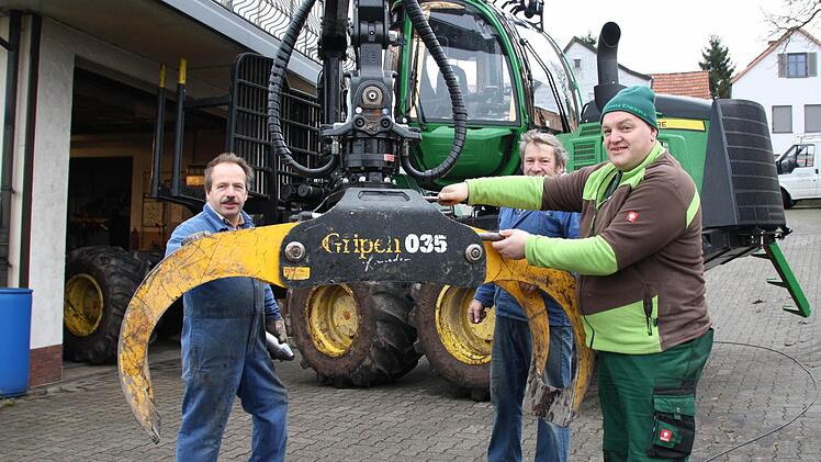 Unternehmer Wolfgang Kohl (rechts) nutzt die Zwangspause im Wald, um mit Karl-Heinz (von links) und Oskar Raab von der Platzer Schlosserei Raab das Rückefahrzeug auf Vordermann zu bringen. Fotos: Ralf Ruppert