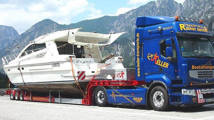 Ein Lkw hat eine Yacht geladen.Foto: Bootstransporte Keller