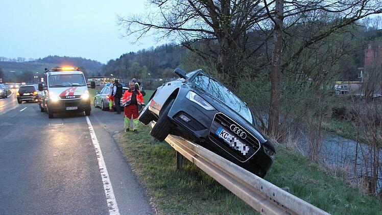 Der Unfallwagen hing längere Zeit auf der Leitplanke fest.  Foto: Friedwald Schedel