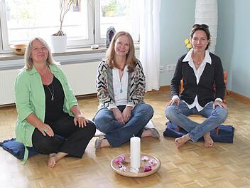 Birgit Becker-Petersen Flora Heinlein und Christine Kestler (v.l.) im Meditationsraum ihrer Praxis  Foto: Carmen Schwind