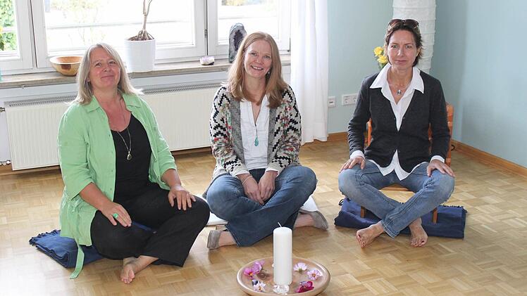Birgit Becker-Petersen Flora Heinlein und Christine Kestler (v.l.) im Meditationsraum ihrer Praxis  Foto: Carmen Schwind