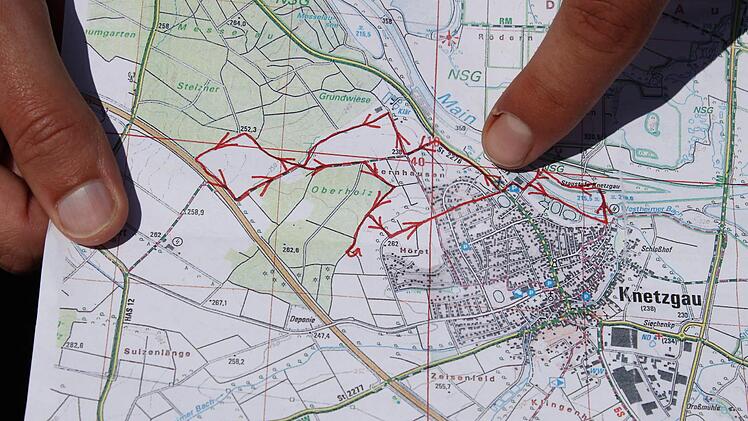 Wo geht es jetzt lang? Nach einem Lageplan mussten sich die Teilnehmer beim B&uuml;rgermarsch orientieren.