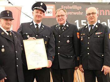 Kommandant Robert Müller (2. von links) und Helmut Kühn (links, Vorsitzender des Feuerwehrvereins) erhielten von Kreisbrandrat Benno Metz (2. von rechts)und Kreisbrandinspektor Ronald Geis (rechts) die Jubiläumsurkunde. Foto: Heike Beudert