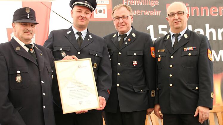 Kommandant Robert Müller (2. von links) und Helmut Kühn (links, Vorsitzender des Feuerwehrvereins) erhielten von Kreisbrandrat Benno Metz (2. von rechts)und Kreisbrandinspektor Ronald Geis (rechts) die Jubiläumsurkunde. Foto: Heike Beudert