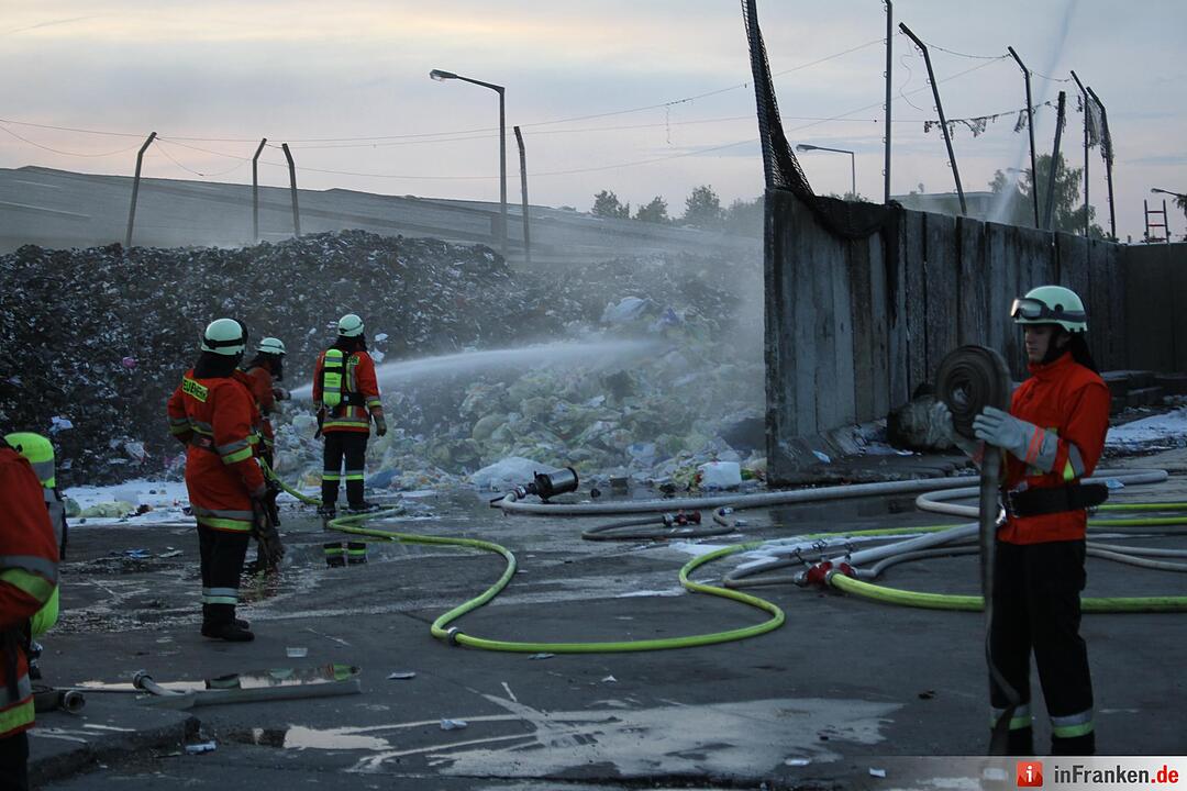 Müllberg am Nürnberger Hafen fängt Feuer – Großeinsatz der Feuerwehr