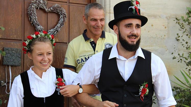 Andre Tauer und Sarah Herrmannsdörfer bei Sarahs Abholung