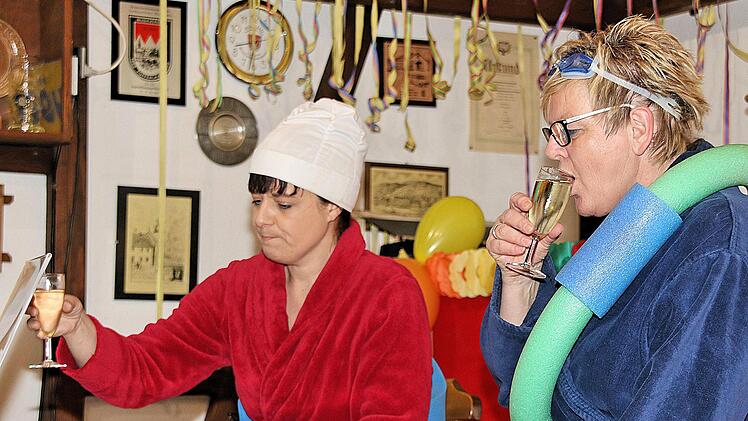 Zwei in den Wechseljahren: Bianca Borst (links) und Christa Wohlfart (rechts) tauschten Erfahrungen über ihre Ehemänner aus. Foto: Dieter Britz