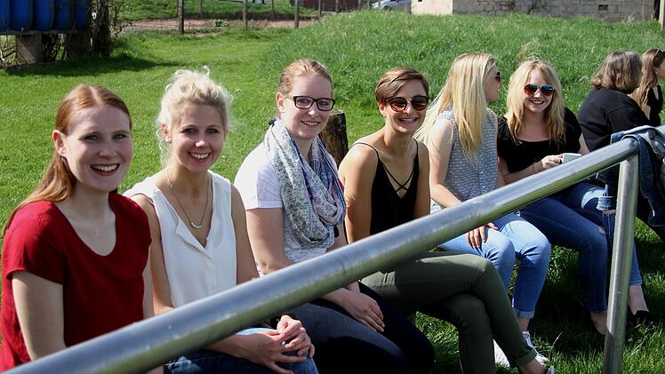 Die Spielerinnen der Roßstadter Frauenmannschaft sind treue Fans der ersten Mannschaft und immer am Spielfeldrand dabei.