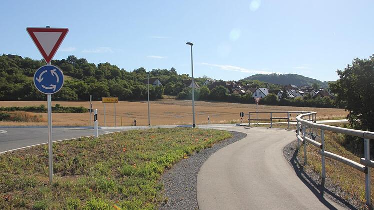 Auf dem Getreidefeld zwischen bestehender Bebauung, Haßbergtrauf und Straße mit Kreisverkehr soll das neue Baugebiet "Mittelsetz II" entstehen.  Klaus Schmitt