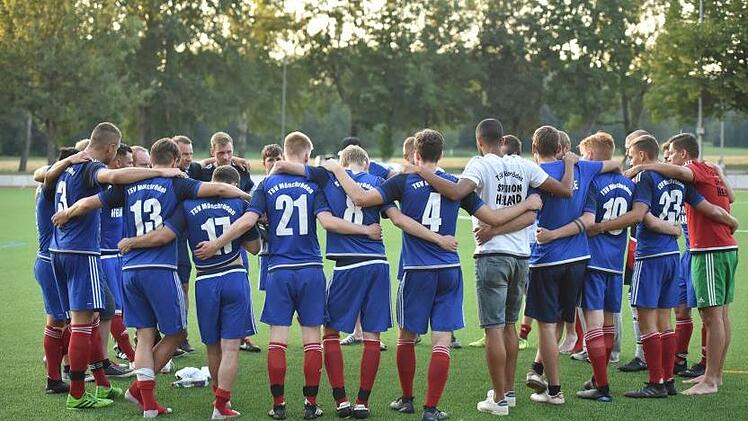 Nach dem zweiten Saisonsieg holte M&ouml;nchr&ouml;dens Trainer Thomas H&uuml;ttl seine Mannschaft zusammen und erkl&auml;rte ihnen, dass sie trotz des perfekten Saisonstarts auf dem Boden bleiben sollen und sich von den vielen Lobeshymnen, die derzeit auf die Mannschaft gesungen werden, nichts einbilden sollen. Die Saison sei noch sehr lang und da kann auch noch jede Menge passieren.  Fotos: Jens Gundermann