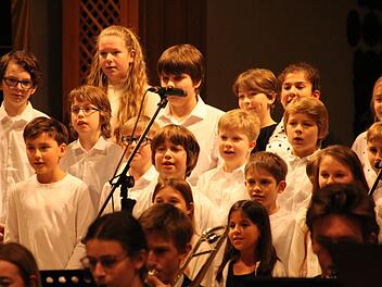 Viel Engagement und  Wohlklang bei den Ensembles des Gymnasiums Casimirianum. Weihnachtskonzert in St. Moriz. Carolin Herrmann