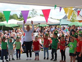 Der Tanz der Kinder bei der Einweihung -Elke Pieger