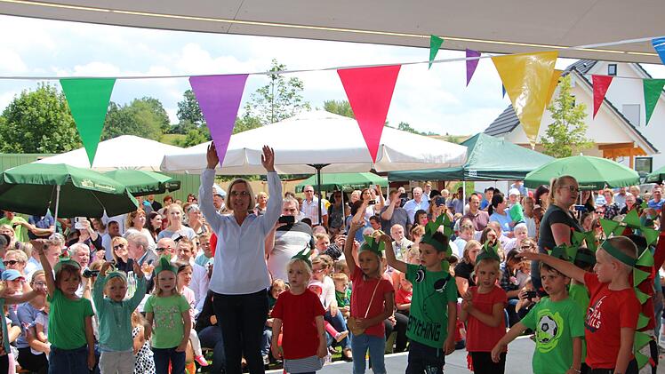 Der Tanz der Kinder bei der Einweihung -Elke Pieger