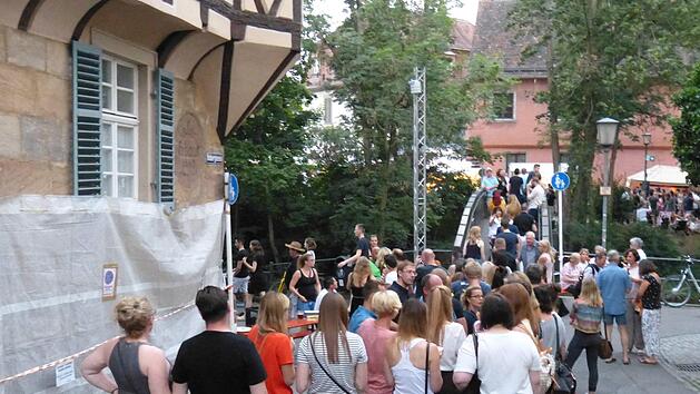 Lange Schlangen bildeten sich am Samstagabend am Eingang zum Canalissimo: Dort musste zeitweise ein Einlass-Stopp verhängt werden. Denn laut Auflage dürfen nur 1800 Menschen gleichzeitig auf dem Fest sein. Foto: Julia Megerle