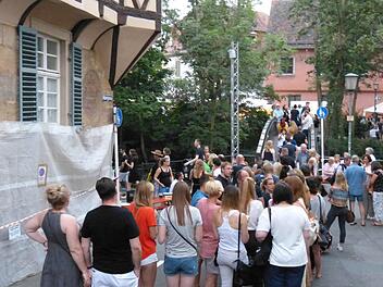 Lange Schlangen bildeten sich am Samstagabend am Eingang zum Canalissimo: Dort musste zeitweise ein Einlass-Stopp verh&auml;ngt werden. Denn laut Auflage d&uuml;rfen nur 1800 Menschen gleichzeitig auf dem Fest sein. Foto: Julia Megerle