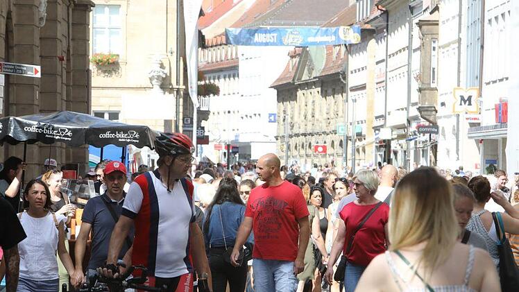 Die Innenstadt war am Sonntag voll,. Foto: Barbara Herbst