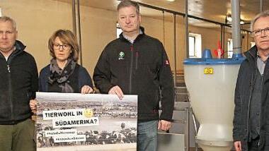 Landwirt Walter Pfeufer, Kreisbäuerin Cäcilie Werner, Kreisobmann Klaus Merkel und Geschäftsführer Manfred Kraus (von links) zeigen das Plakat "Nein zu Mercosur, Essen aus Bayern".  Fotos: Günther Geiling