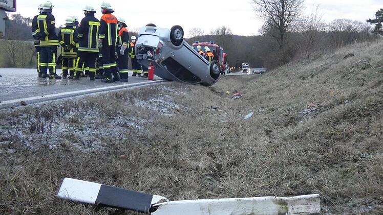 Einen Leitpfosten fuhr die junge Frau mit ihrem Kleinwagen um ehe er die Böschung hinauf fuhr und sich anschließend überschlug.