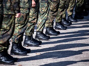 Soldaten der Bundeswehr stehen auf dem Appellplatz: In der Debatte um die Aufrüstung der Bundeswehr gibt es auch warnende Stimmen.