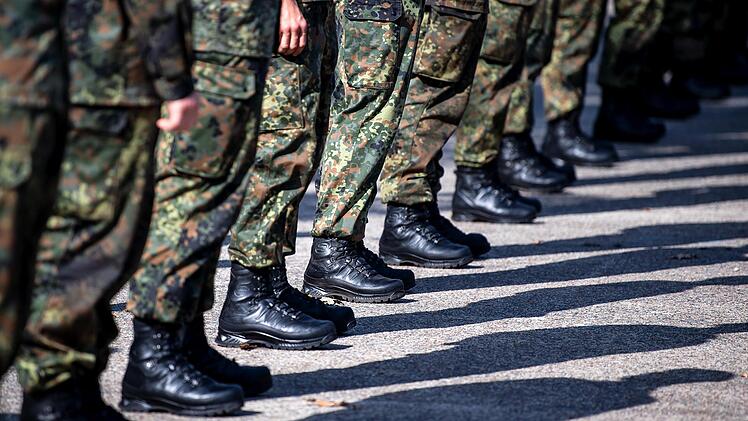 Soldaten der Bundeswehr stehen auf dem Appellplatz: In der Debatte um die Aufrüstung der Bundeswehr gibt es auch warnende Stimmen.