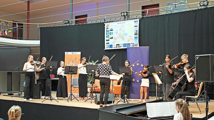 Das Streichorchester des Jack-Steinberger-Gymnasiums unter der Leitung von Oberstudienr&auml;tin Christel Gimmler