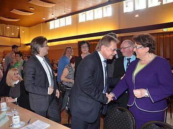 Herzlicher Empfang für die Landtagspräsidentin durch Bürgermeister und Landratstellvertreter Wolfgang Beiergrößlein mit Kreisobmann Erwin Schwarz, Bürgermeister Rainer Detsch (Stockheim), Bürgermeisterin Susanne Grebner (Wilhelmsthal) und Bürgermeister Peter Ebertsch (Tettau).Foto: Hofmann