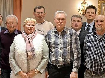 Die anwesenden Geehrten für 100-maliges, 125-maliges und 150-maliges Blutspenden, umrahmt von den BRK-Führungskräften Foto: Spörlein