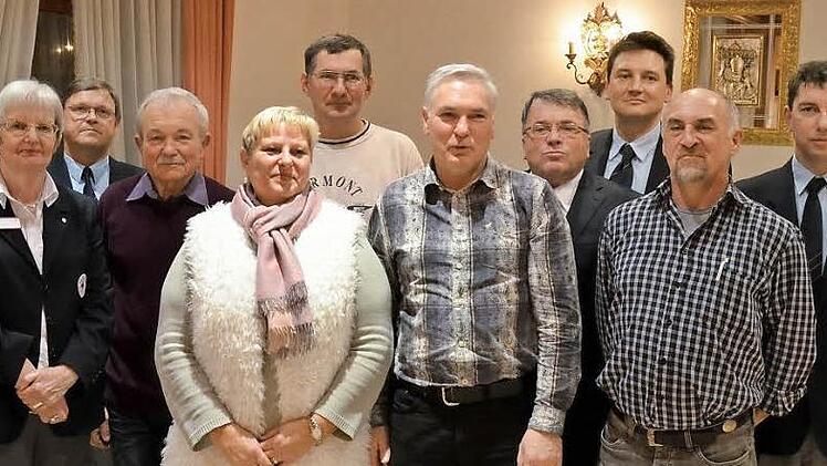 Die anwesenden Geehrten für 100-maliges, 125-maliges und 150-maliges Blutspenden, umrahmt von den BRK-Führungskräften Foto: Spörlein