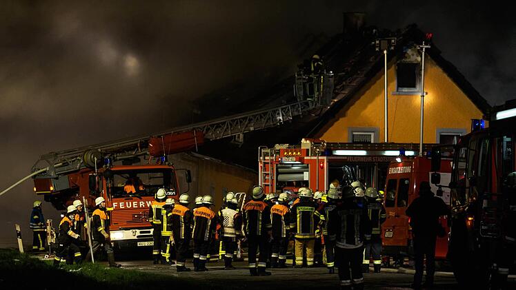 Ein Haus im Pressecker Ortsteil Kunreuth brennt. Foto: Nicolas Armer/dpa