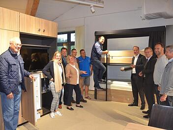 "Da möchte man am liebsten gleich ins Bett einsteigen", sagte Daniel Weißerth und kletterte die Leiter zum Etagenbett hoch. Solch eine moderne Einrichtung mit Betten und Spinden, Stühlen und sonstigen Möbeln erhalten Bundeswehrkasernen zukünftig von der Firma ASS Stockheim.  Foto: Hofmann