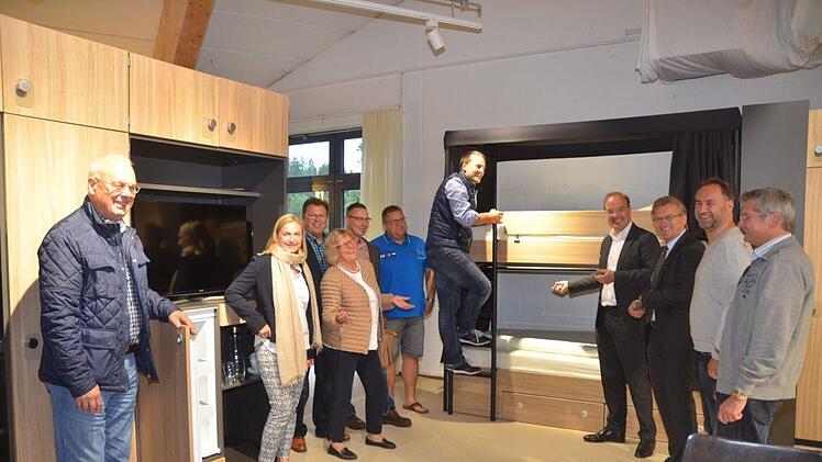 "Da möchte man am liebsten gleich ins Bett einsteigen", sagte Daniel Weißerth und kletterte die Leiter zum Etagenbett hoch. Solch eine moderne Einrichtung mit Betten und Spinden, Stühlen und sonstigen Möbeln erhalten Bundeswehrkasernen zukünftig von der Firma ASS Stockheim.  Foto: Hofmann