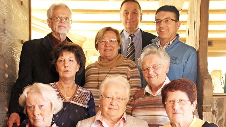 Edda Kühn, Erna Eschenbacher und Gisela Bergmann (vorne, von links) wurden für ihre langjährige Zugehörigkeit zum Gesangverein Kasendorf geehrt. Mit im Bild (zweite Reihe, von links) Vorsitzende Elke Fischer, Ute Kügemann und Berthilde Zapf sowie (hinten, von links) Professor Klaus Hoffmann, Bürgermeister Bernd Steinhäuser und Stefan Schöckel Foto: Katharina Müller-Sanke